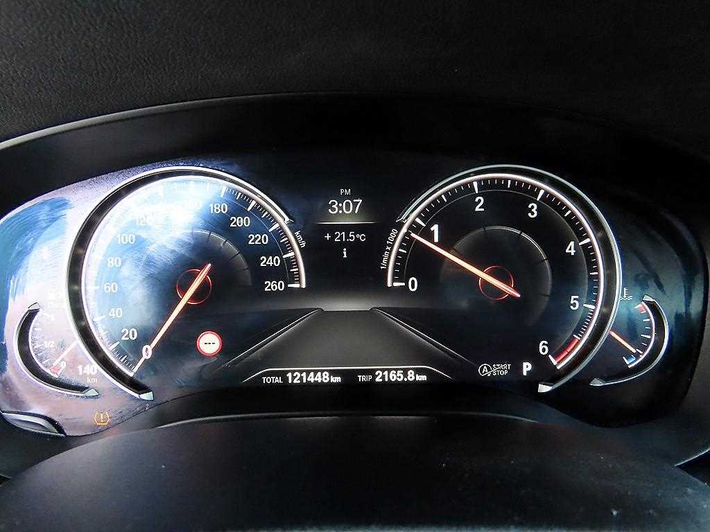 BMW 5-Series — photo 09
