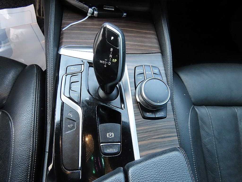BMW 5-Series — photo 11