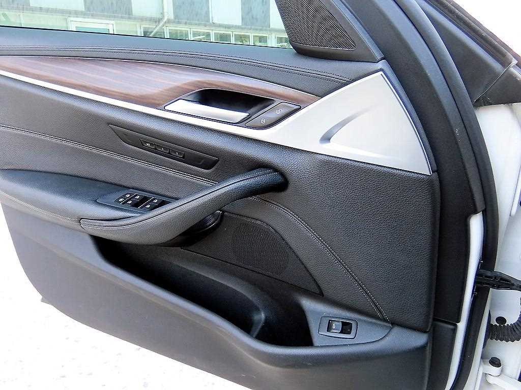 BMW 5-Series — photo 12