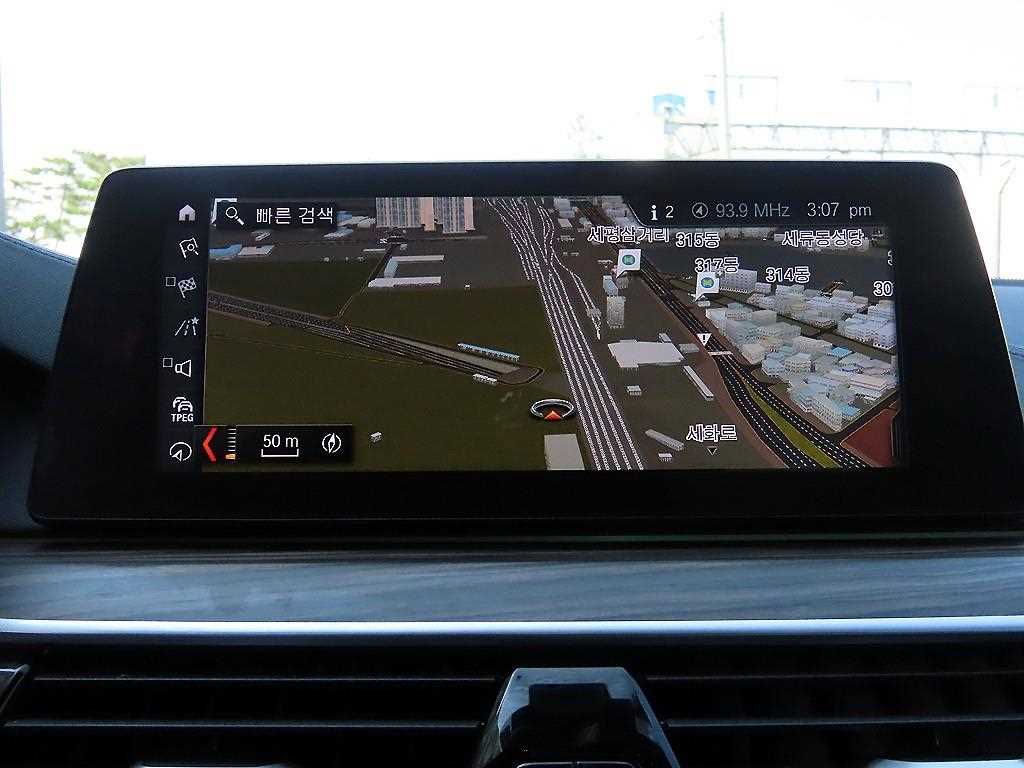 BMW 5-Series — photo 14