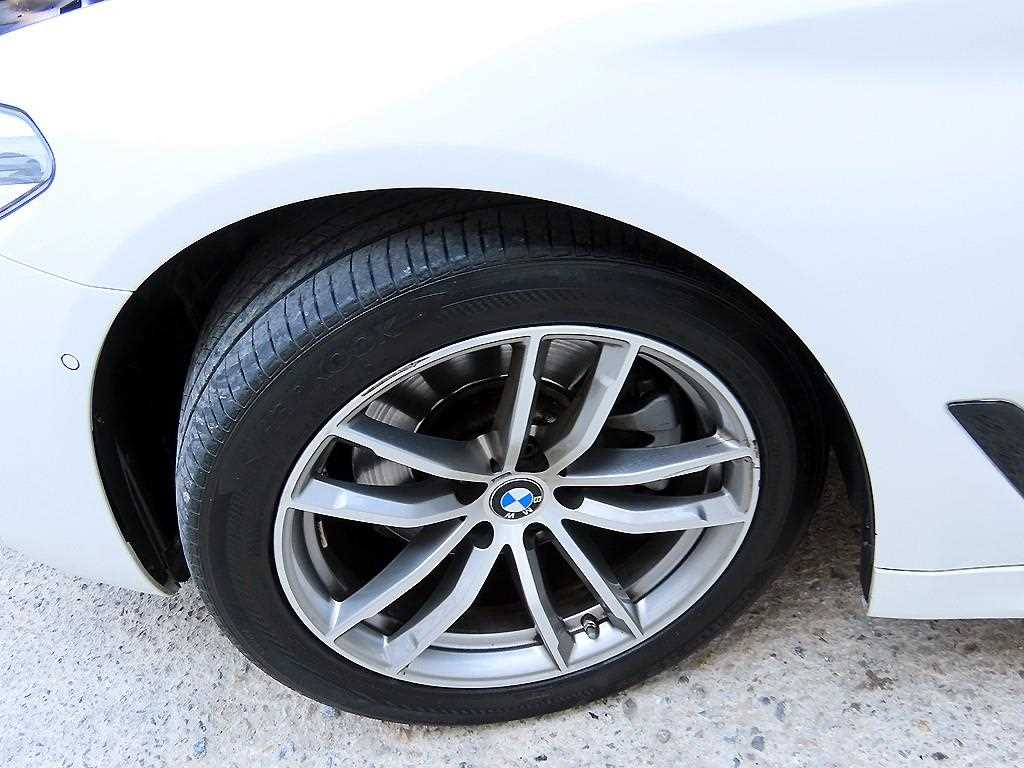 BMW 5-Series — photo 20