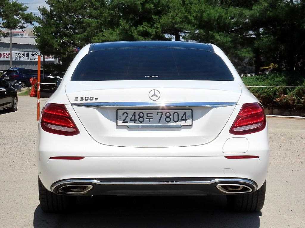 Mercedes-Benz E-Class — photo 04
