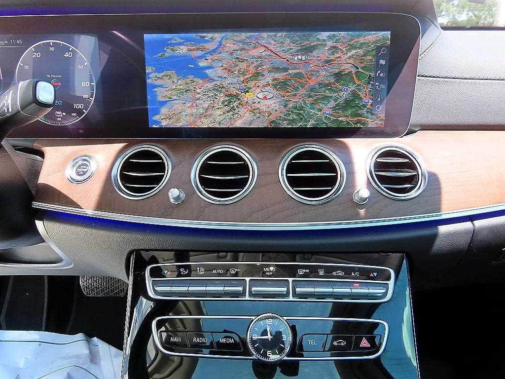Mercedes-Benz E-Class — photo 13