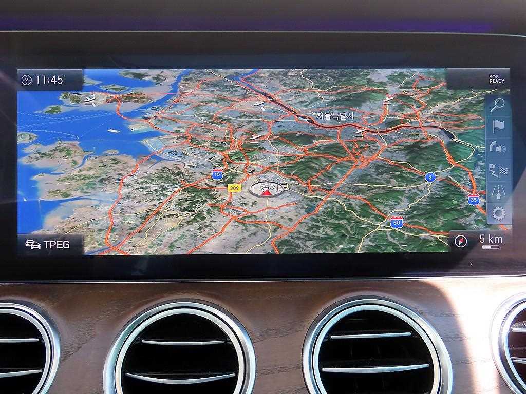 Mercedes-Benz E-Class — photo 14