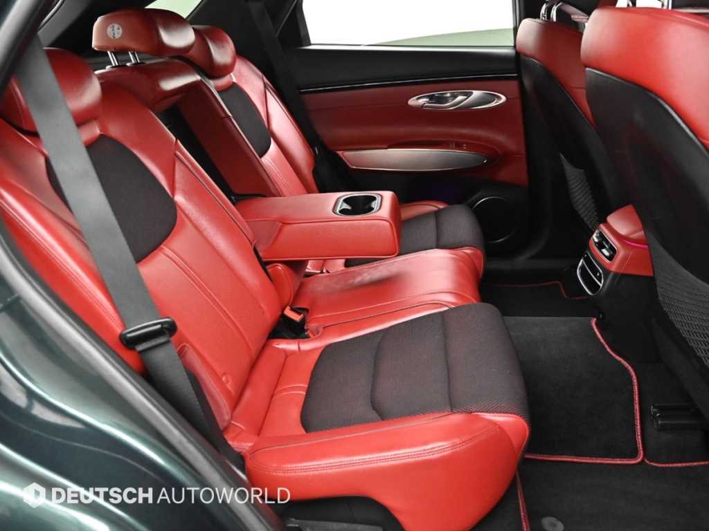 Genesis GV70 — photo 12