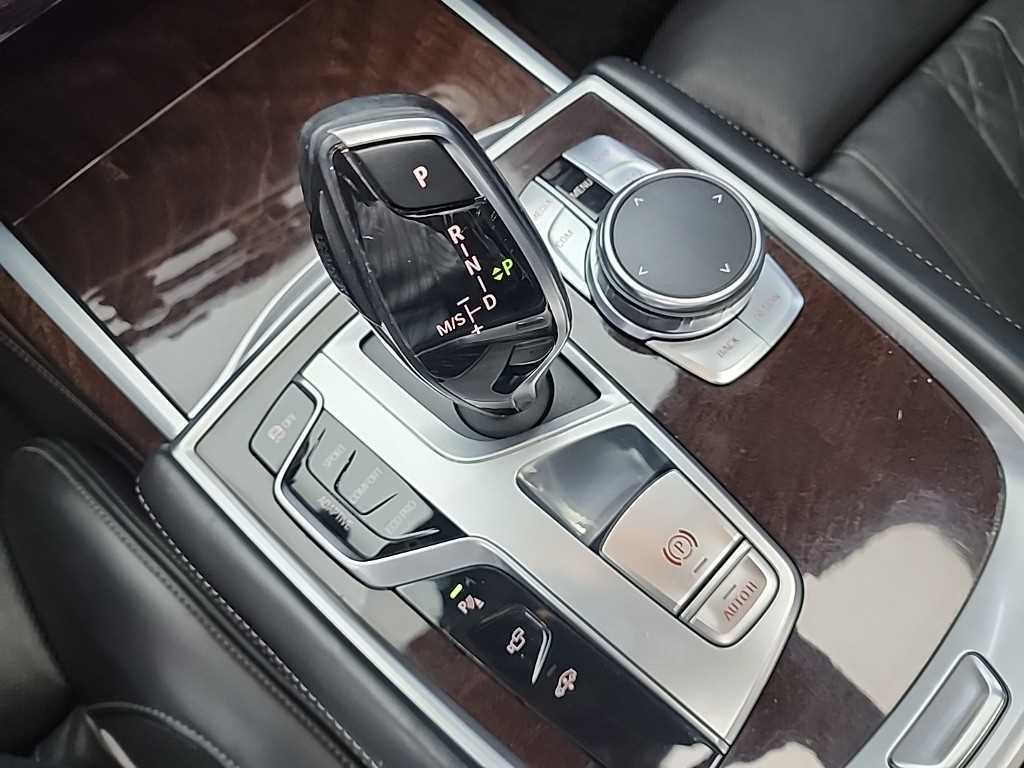 BMW 7-Series — photo 08