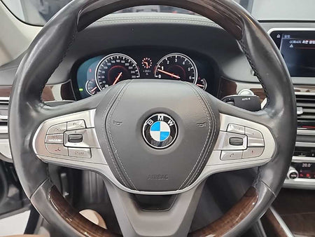 BMW 7-Series — photo 09