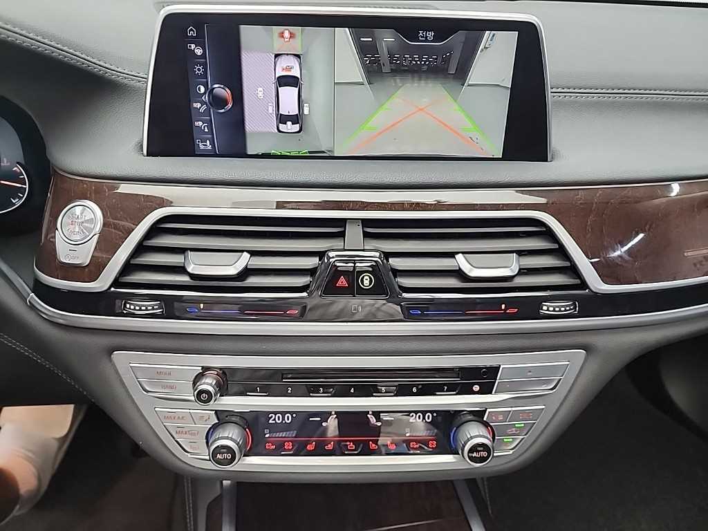 BMW 7-Series — photo 10