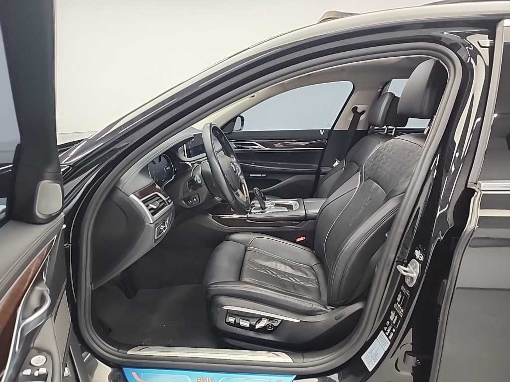 BMW 7-Series — photo 11