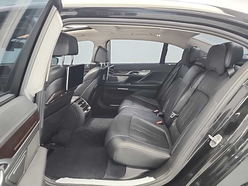 BMW 7-Series — photo 12