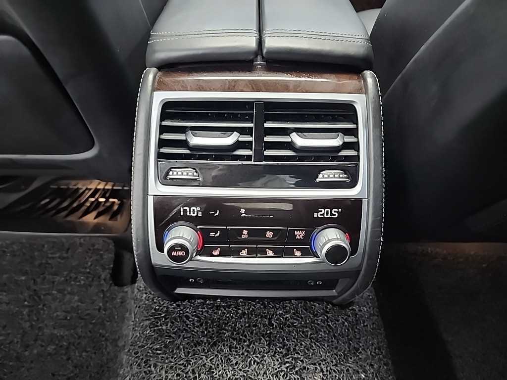 BMW 7-Series — photo 13