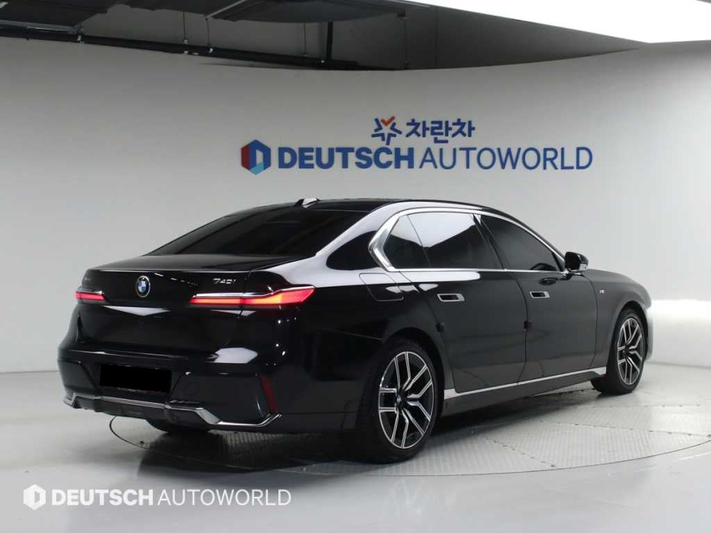 BMW 7-Series — photo 02