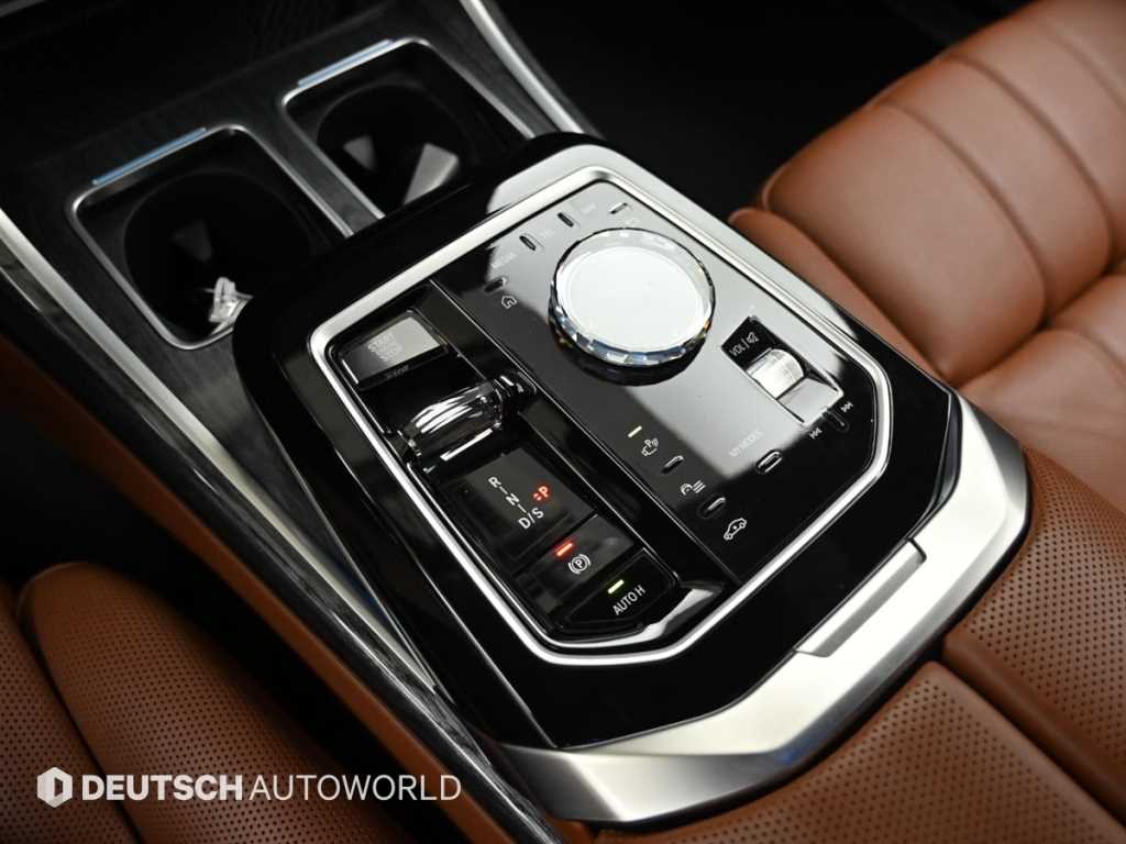 BMW 7-Series — photo 09
