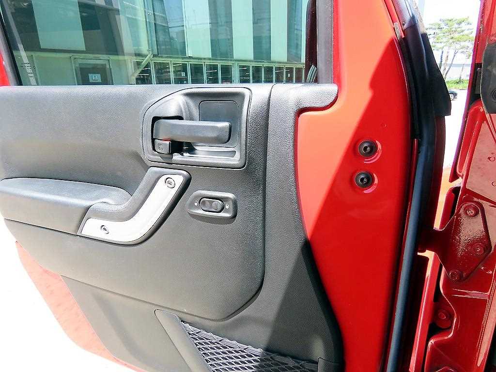 Jeep Wrangler — photo 11