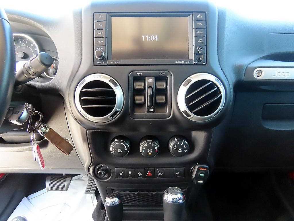 Jeep Wrangler — photo 12
