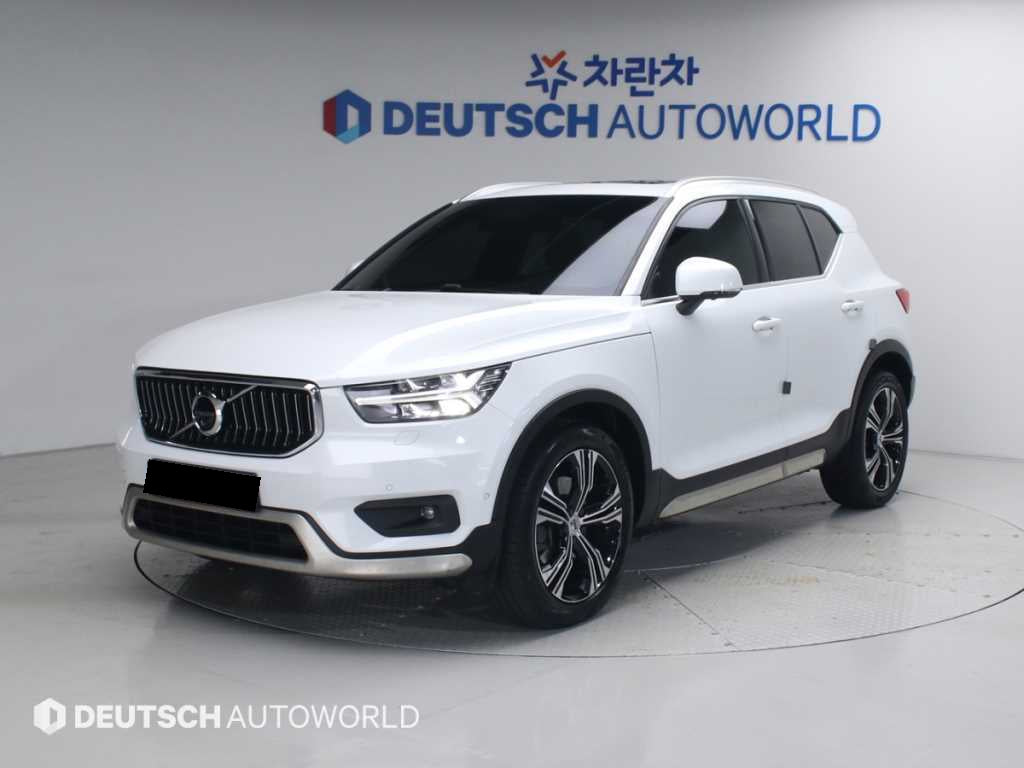 Volvo XC40 — photo 01