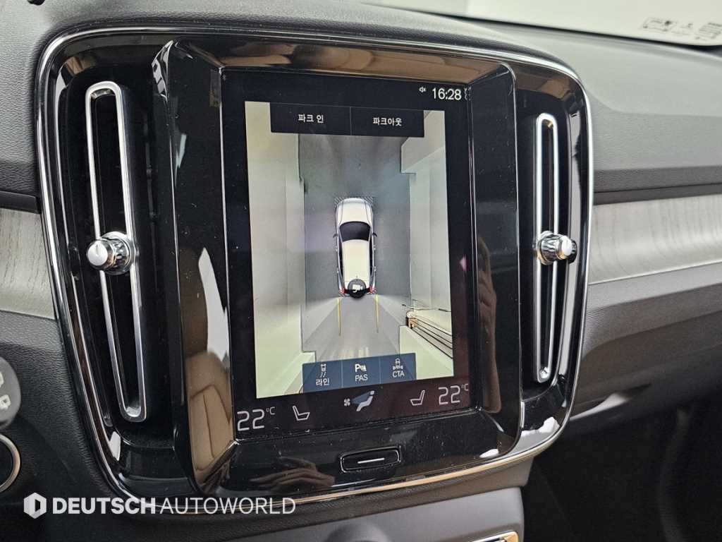 Volvo XC40 — photo 15