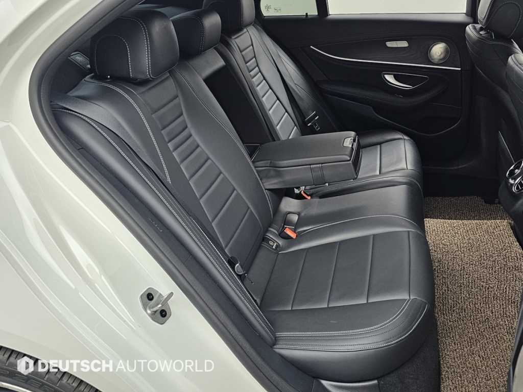 Mercedes-Benz E-Class — photo 12