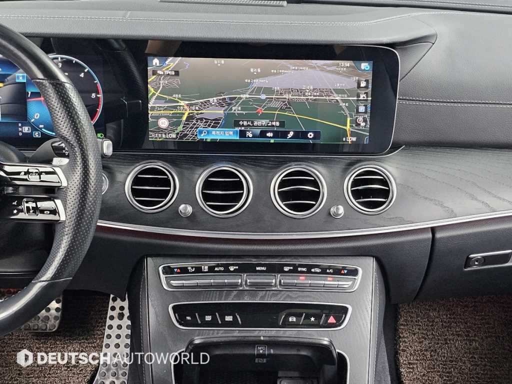 Mercedes-Benz E-Class — photo 14