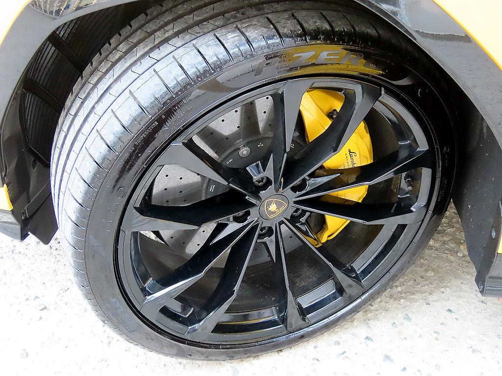 Lamborghini Urus — photo 20