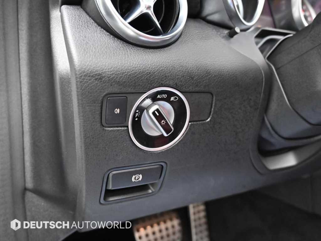 Mercedes-Benz SLC-Class — photo 16