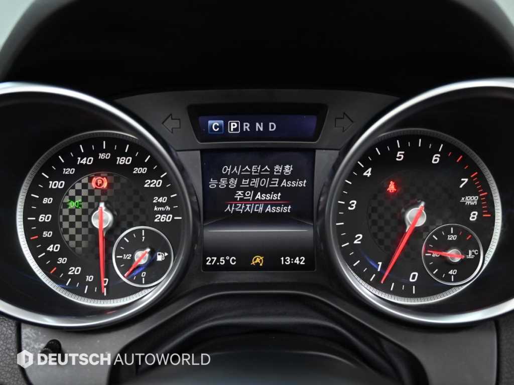 Mercedes-Benz SLC-Class — photo 18