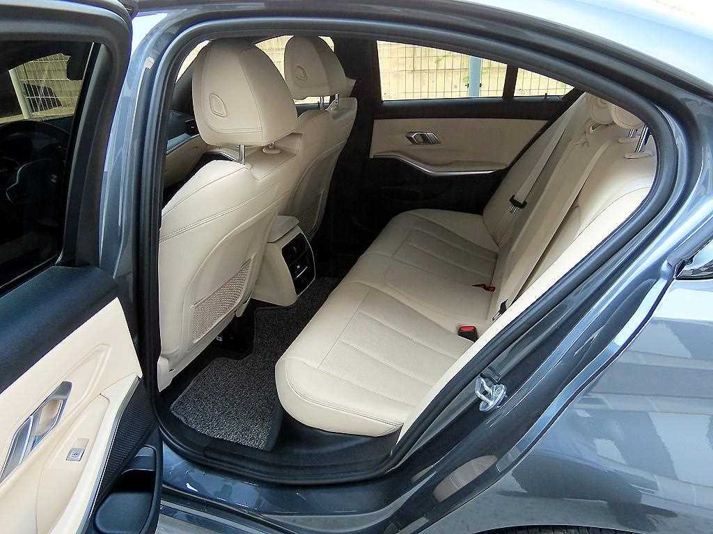 BMW 3-Series — photo 06