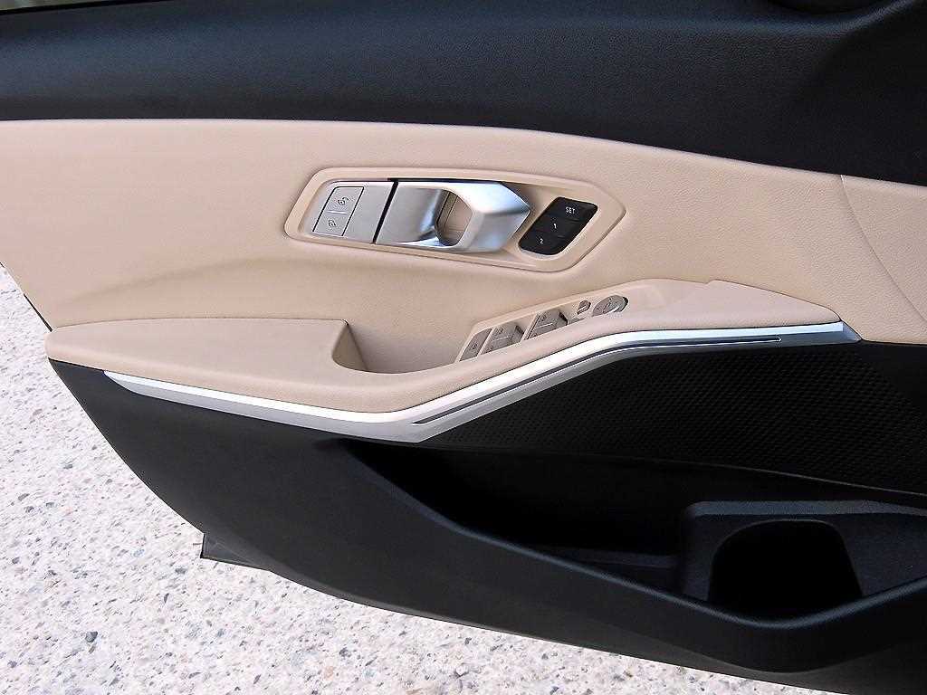 BMW 3-Series — photo 11