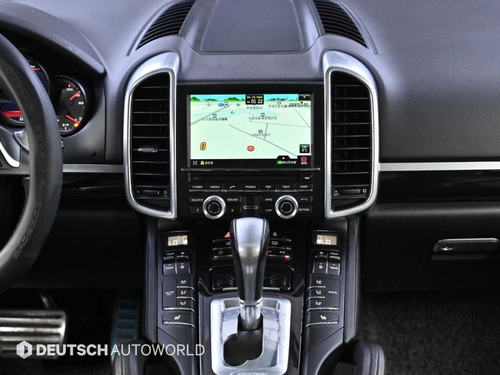 Porsche Cayenne — photo 14