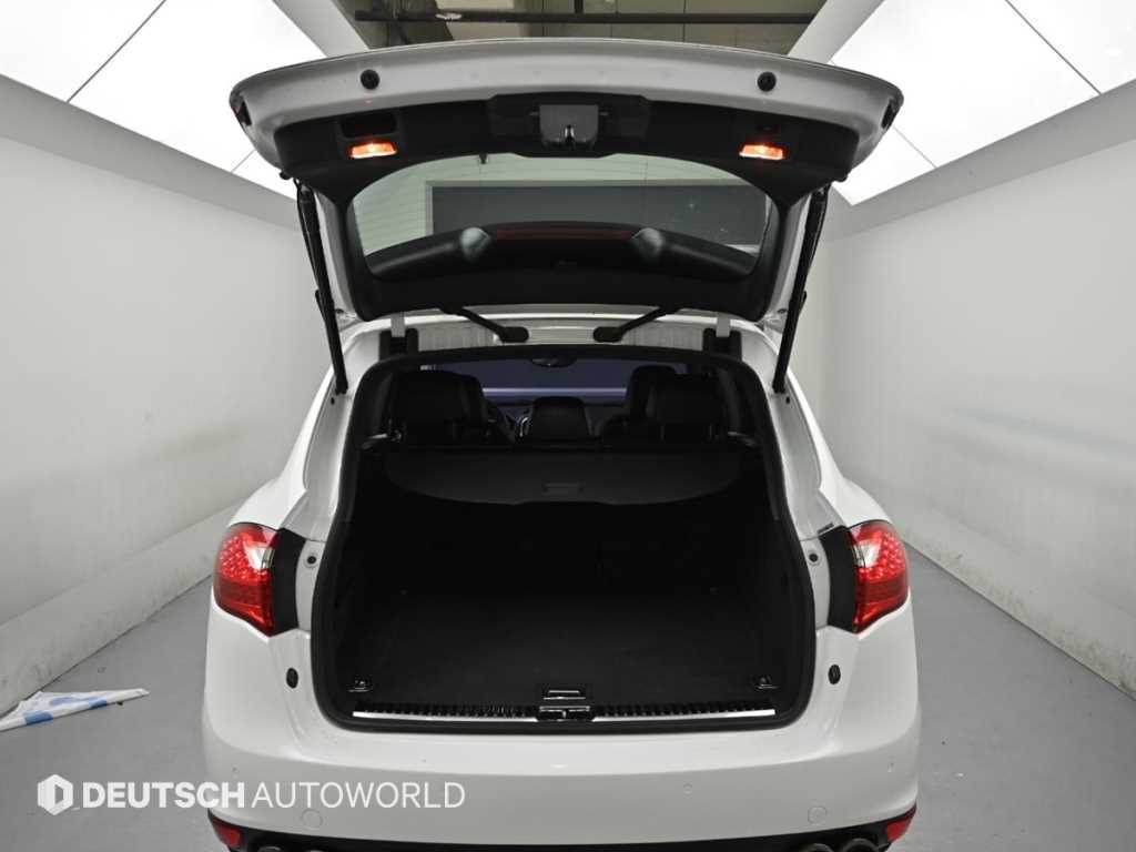 Porsche Cayenne — photo 19