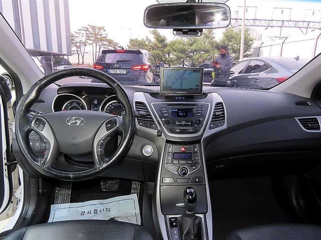 Hyundai Avante — photo 07