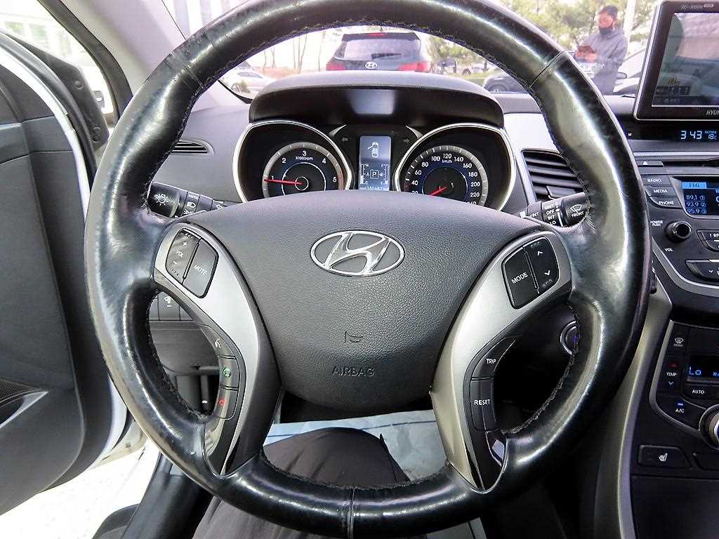 Hyundai Avante — photo 08