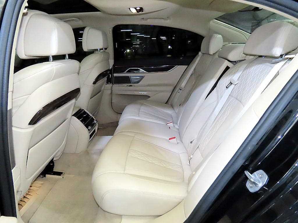 BMW 7-Series — photo 07