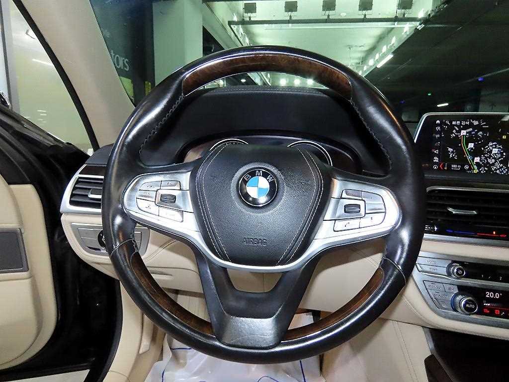 BMW 7-Series — photo 08