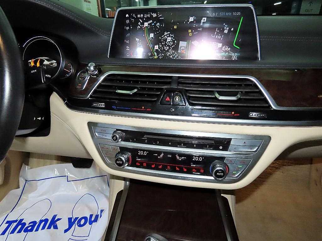 BMW 7-Series — photo 11
