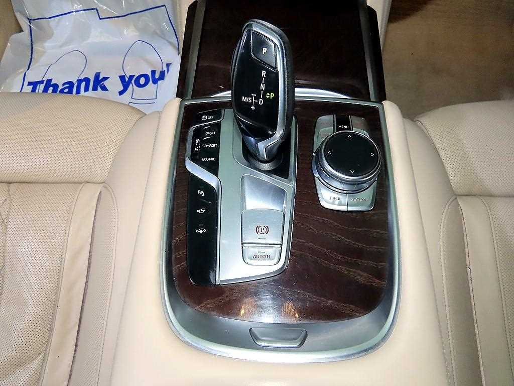 BMW 7-Series — photo 12