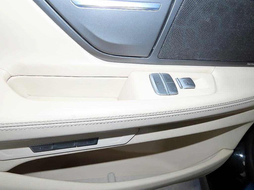 BMW 7-Series — photo 14