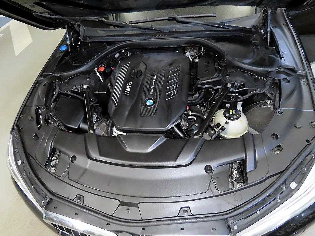 BMW 7-Series — photo 19