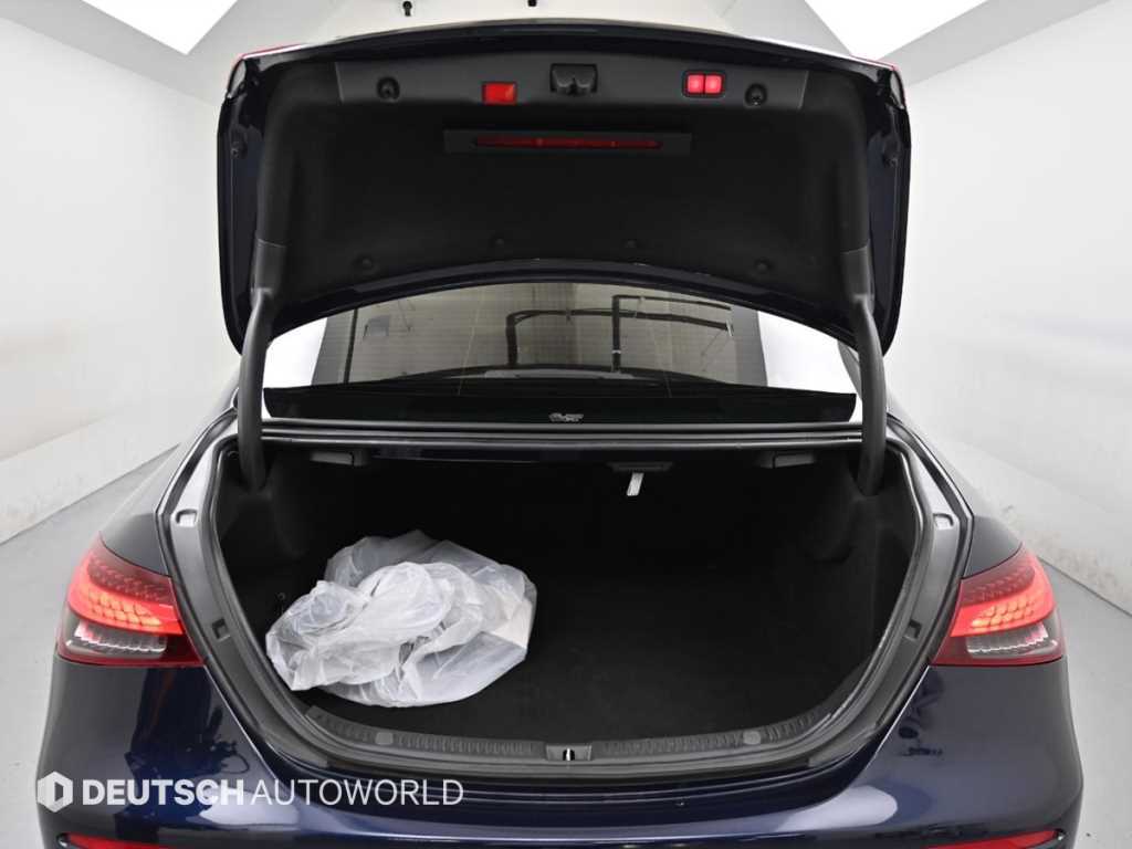 Mercedes-Benz E-Class — photo 19