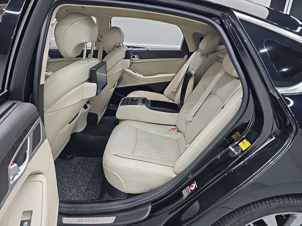 Hyundai Genesis — photo 12