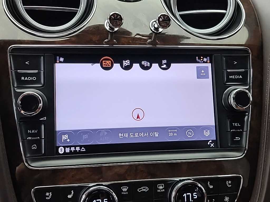 Bentley Bentayga — photo 15