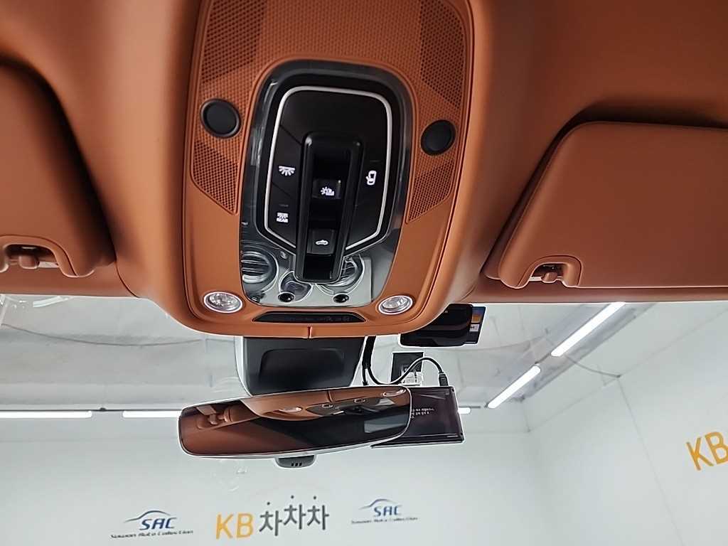 Bentley Bentayga — photo 17