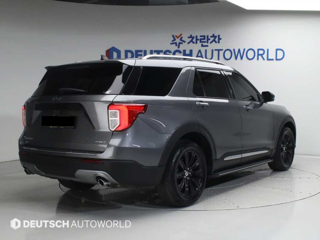 Ford Explorer — photo 02