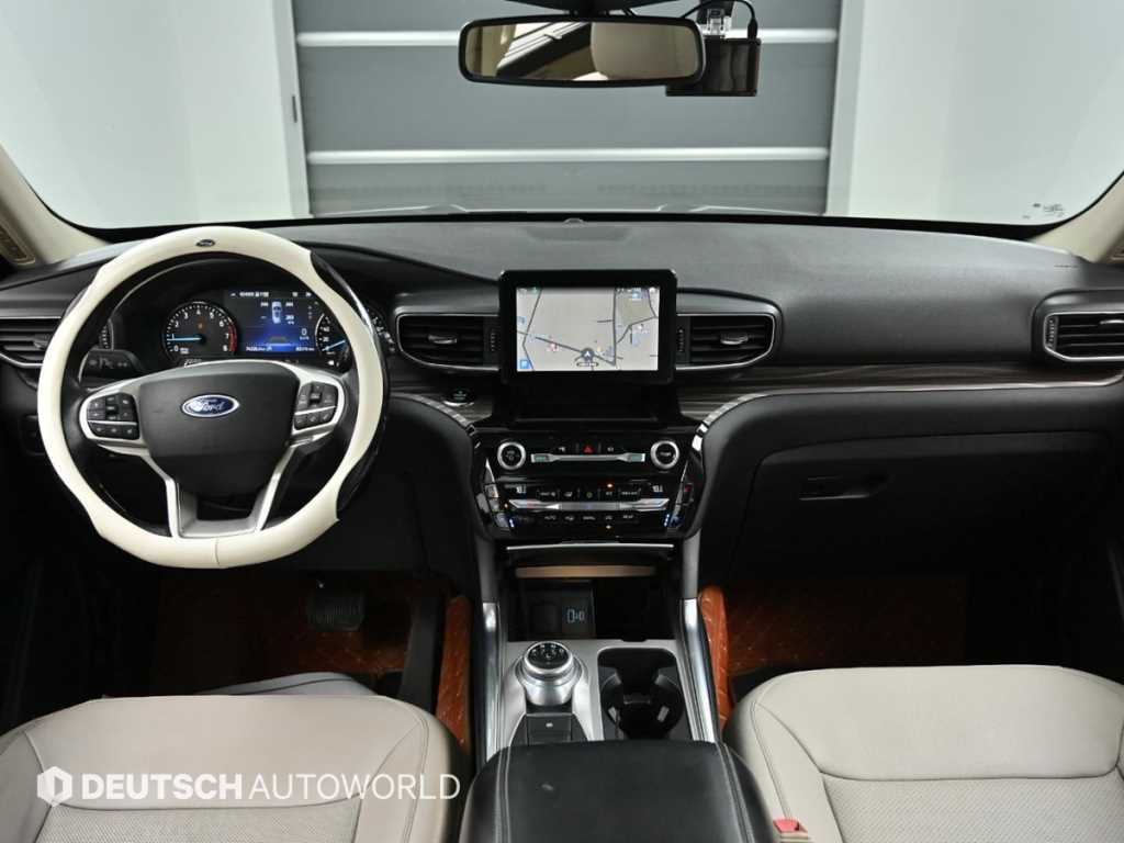 Ford Explorer — photo 07