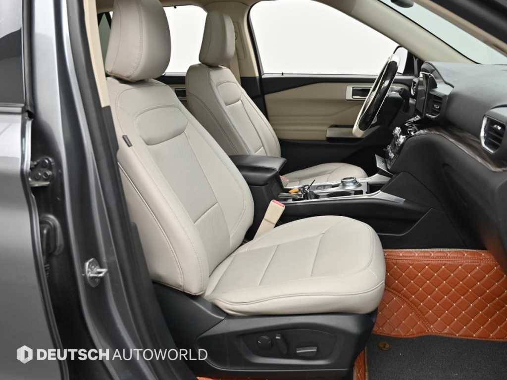 Ford Explorer — photo 10