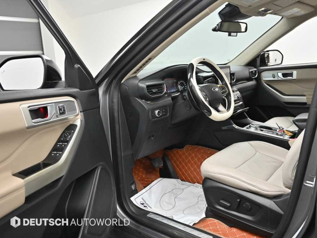 Ford Explorer — photo 11