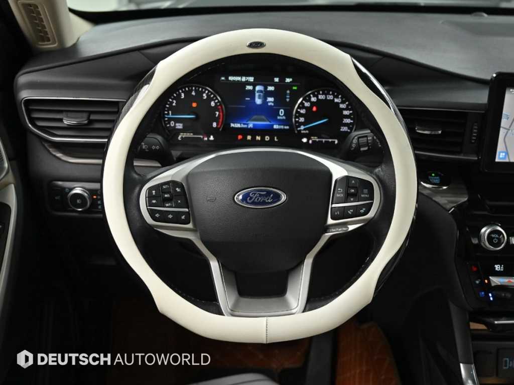 Ford Explorer — photo 13