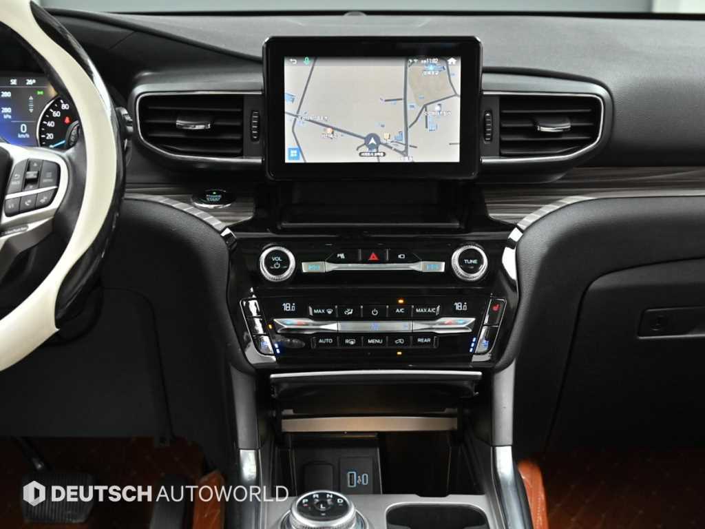 Ford Explorer — photo 14