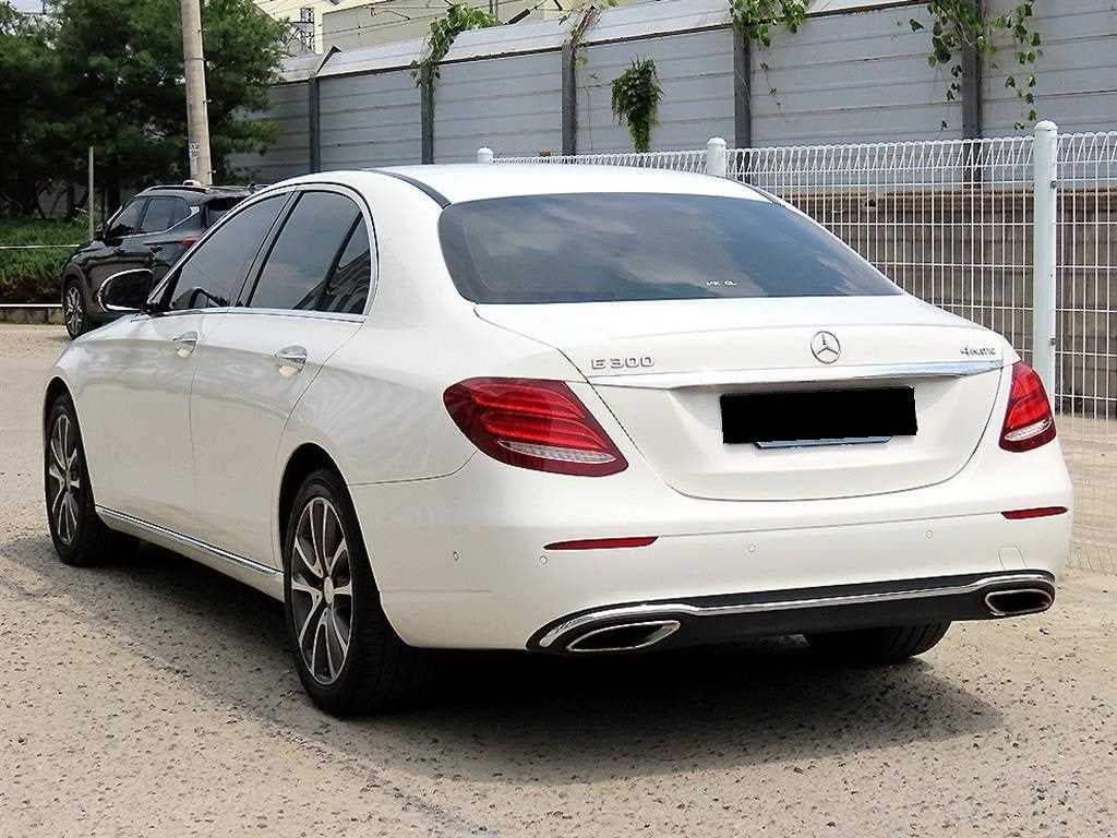 Mercedes-Benz E-Class — photo 03