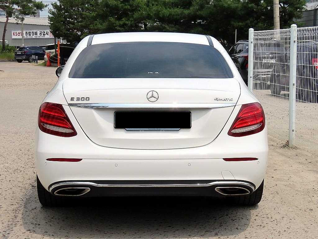 Mercedes-Benz E-Class — photo 04